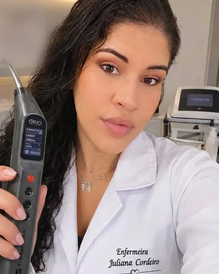 Enf. Juliana Cordeiro com a caneta de laser de baixa intensidade no consultório